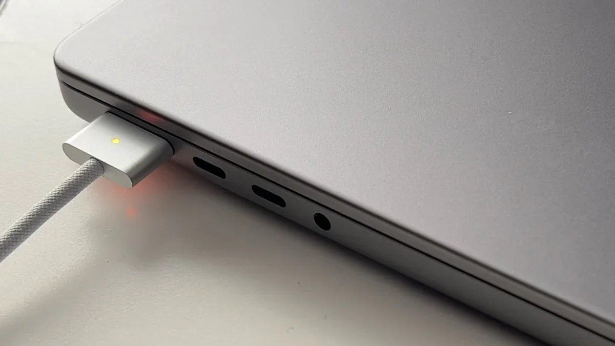MacBook Air M4 Not Charging? Power Up in Dubai