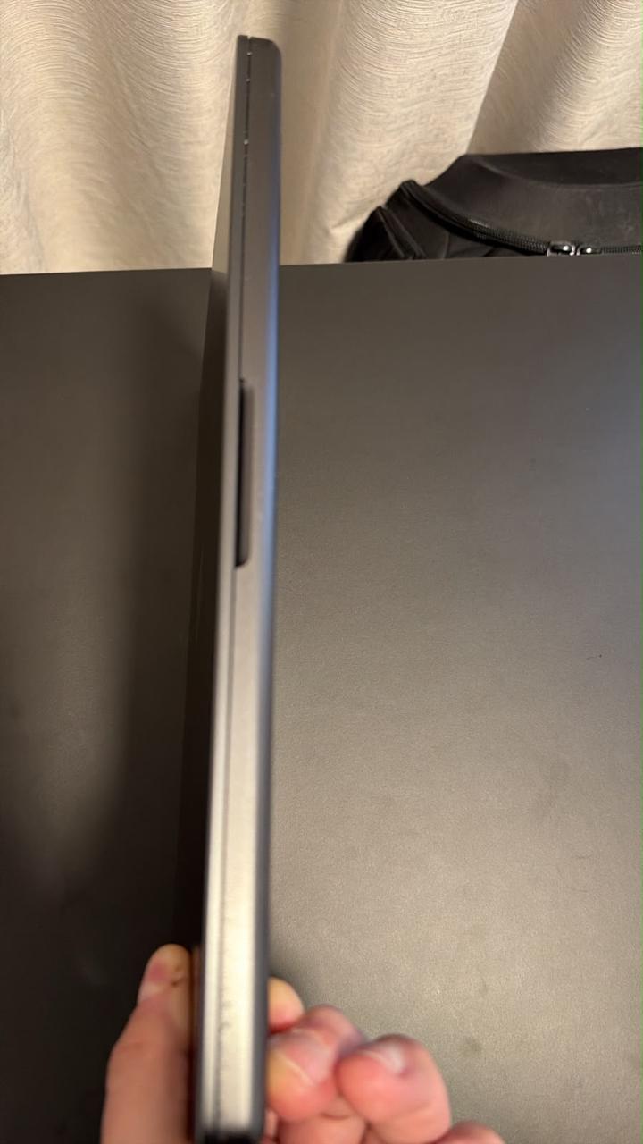 Zayd Ayaan's MacBook, photo 3